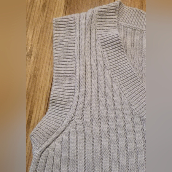 Divided H&M Ribbed Knit Sleeveless Sweater Vest - Picture 4 of 8